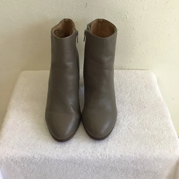 Vionic Women Stylish Gray Ankle Boots & Booties Size 8 with Brown Heels - Picture 3 of 10